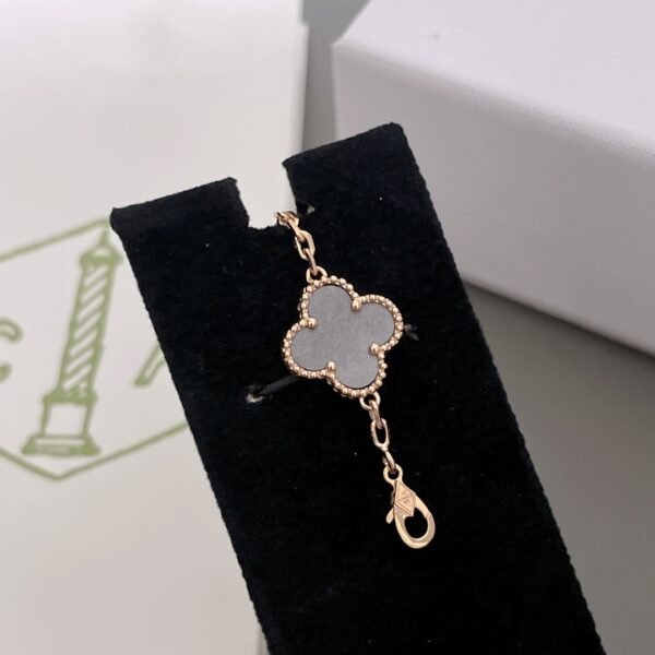 Van Cleef & Arpels. Holiday Limited Edition 2023, 5 motifs