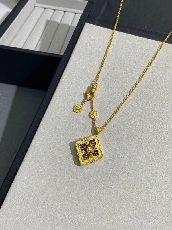 BUCCELLATI. OPERA TULLE PENDANT IN YELLOW GOLD WITH BLUE ENAMEL