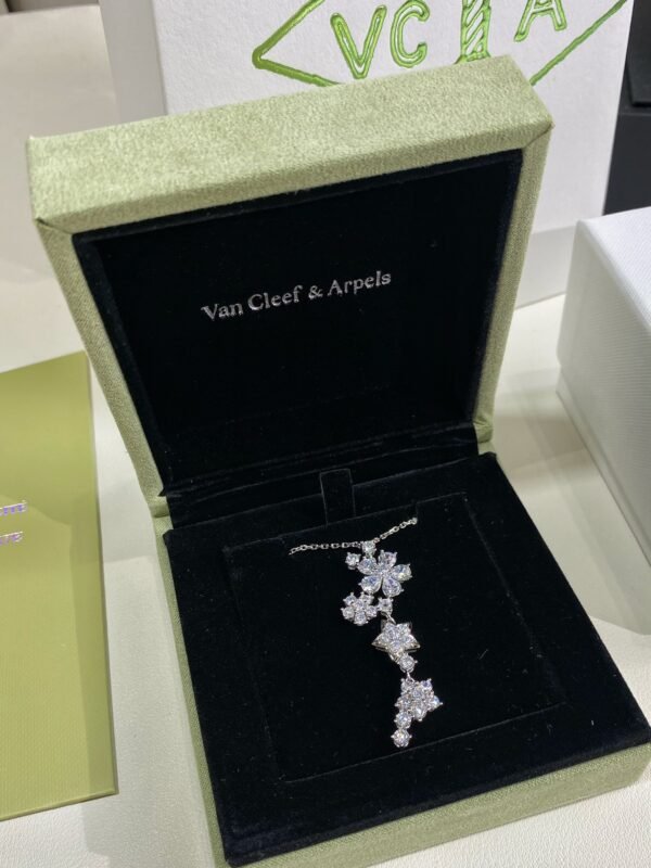 Van Cleef & Arpels. Folie des Prés pendant