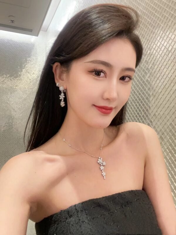 Van Cleef & Arpels. Folie des Prés pendant