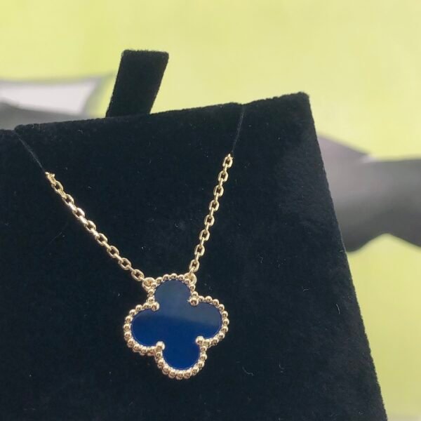 Van Cleef & Arpels. Vintage Alhambra pendant (Agate)