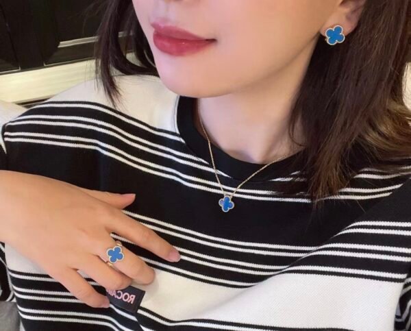 Van Cleef & Arpels. Vintage Alhambra pendant (Agate)