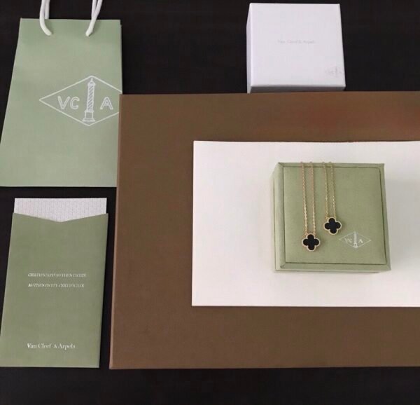 Van Cleef & Arpels. Vintage Alhambra pendant （Onyx)