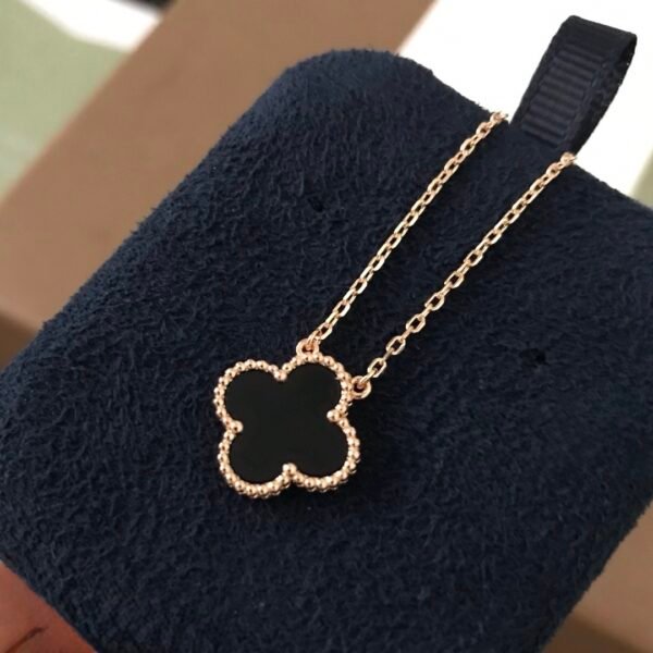 Van Cleef & Arpels. Vintage Alhambra pendant （Onyx)