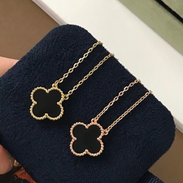 Van Cleef & Arpels. Vintage Alhambra pendant （Onyx)