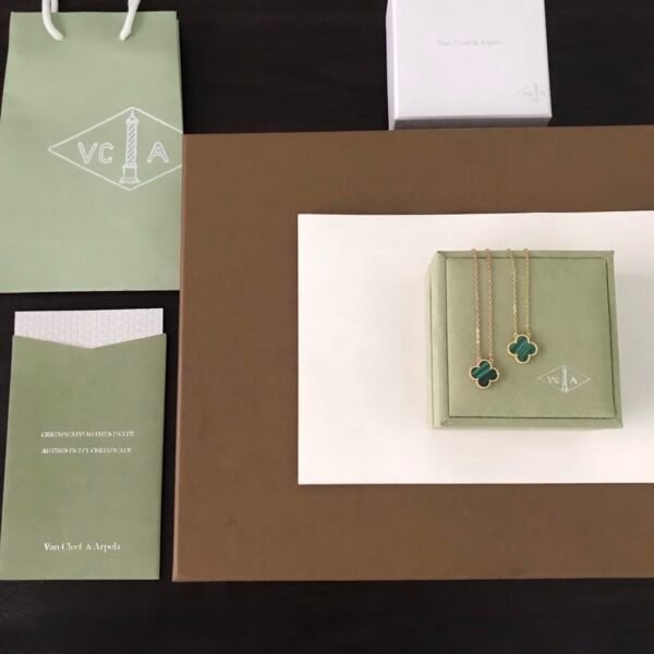 Van Cleef & Arpels. Vintage Alhambra pendant (Malachite)