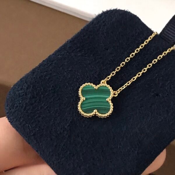 Van Cleef & Arpels. Vintage Alhambra pendant (Malachite)