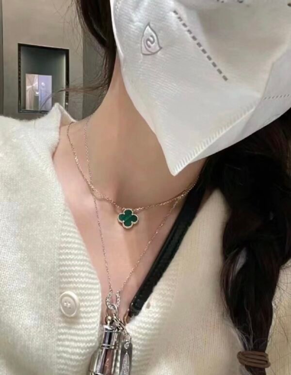 Van Cleef & Arpels. Vintage Alhambra pendant (Malachite)