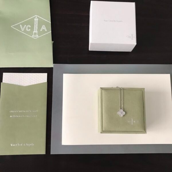 Van Cleef & Arpels. Vintage Alhambra pendant (Diamond)