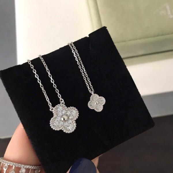 Van Cleef & Arpels. Vintage Alhambra pendant (Diamond)