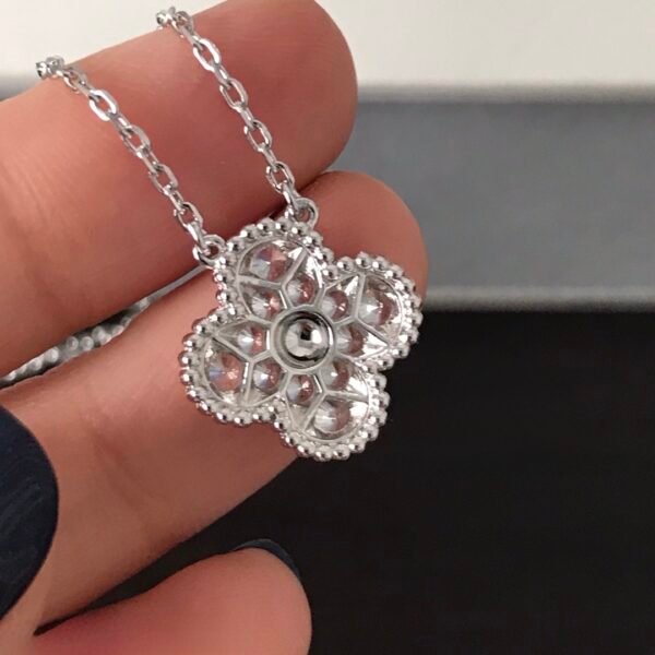 Van Cleef & Arpels. Vintage Alhambra pendant (Diamond)