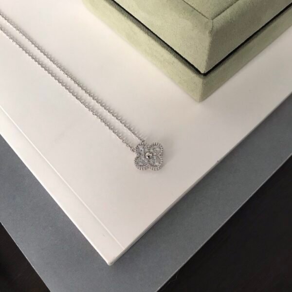 Van Cleef & Arpels. Vintage Alhambra pendant (Diamond)
