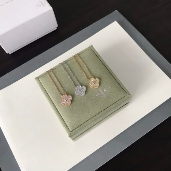 Van Cleef & Arpels. Vintage Alhambra pendant (Diamond)