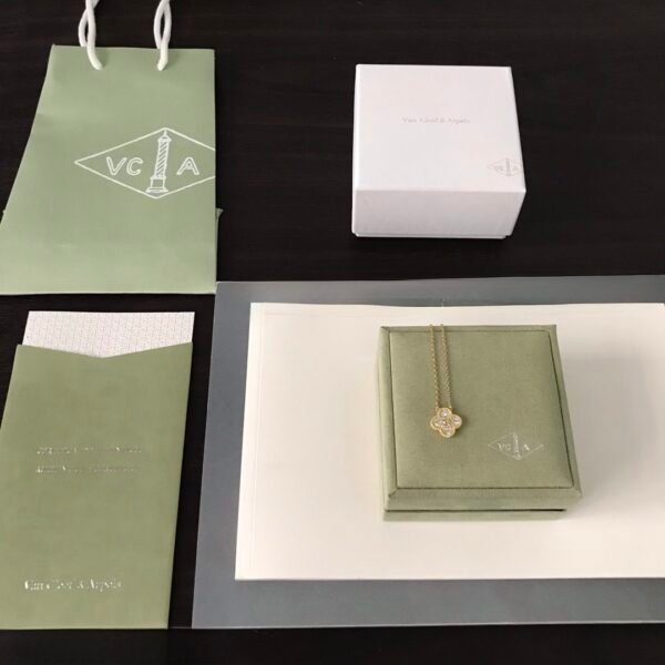 微信图片_20260103154554_160_4 Van Cleef & Arpels. Vintage Alhambra pendant (Diamond)