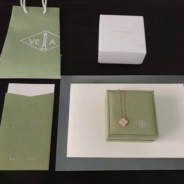 Van Cleef & Arpels. Vintage Alhambra pendant (Diamond)