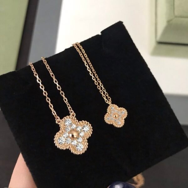 Van Cleef & Arpels. Vintage Alhambra pendant (Diamond)