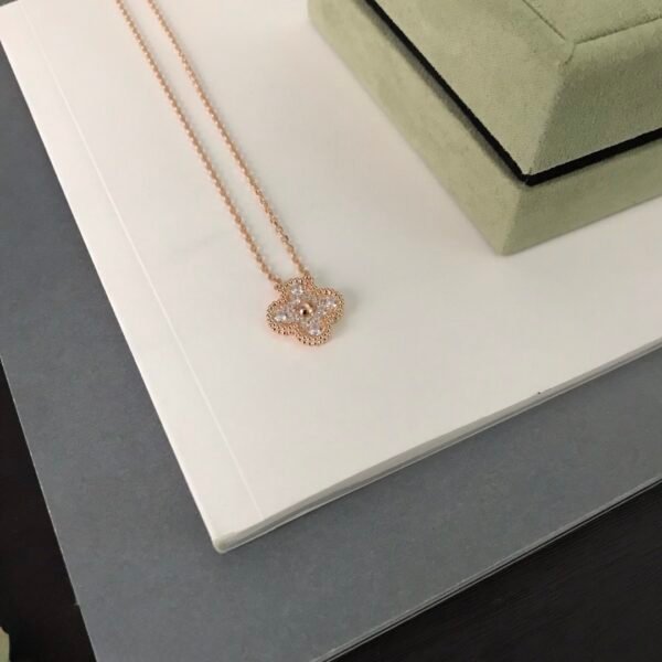 Van Cleef & Arpels. Vintage Alhambra pendant (Diamond)