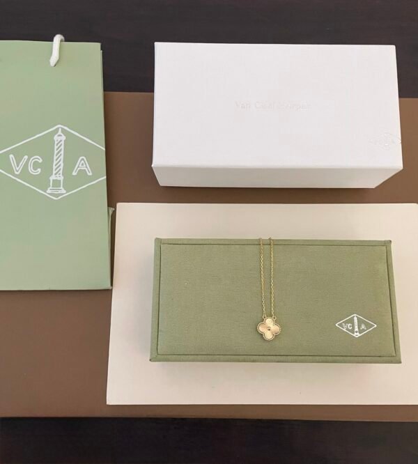 Van Cleef & Arpels. Vintage Alhambra pendant