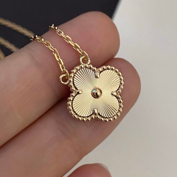 Van Cleef & Arpels. Vintage Alhambra pendant