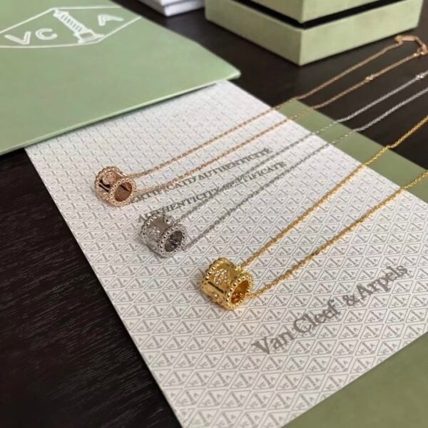 Van Cleef & Arpels. Perlée clovers pendant (Yellow Gold)