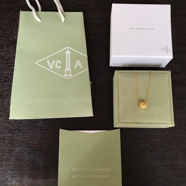 Van Cleef & Arpels. Perlée clovers pendant (Yellow Gold)