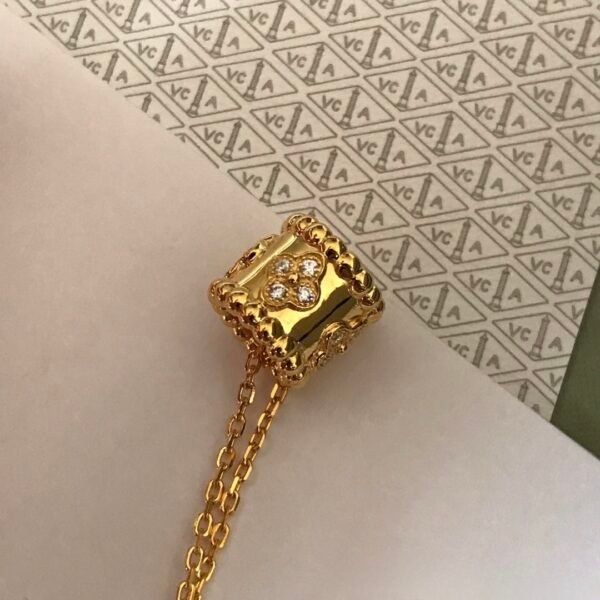 Van Cleef & Arpels. Perlée clovers pendant (Yellow Gold)