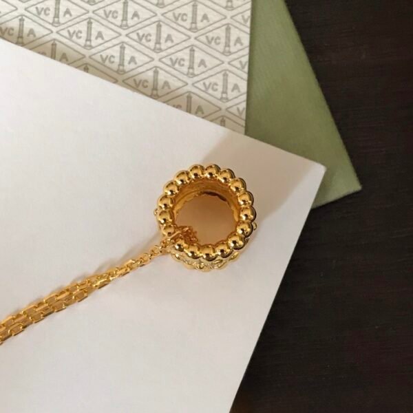 Van Cleef & Arpels. Perlée clovers pendant (Yellow Gold)