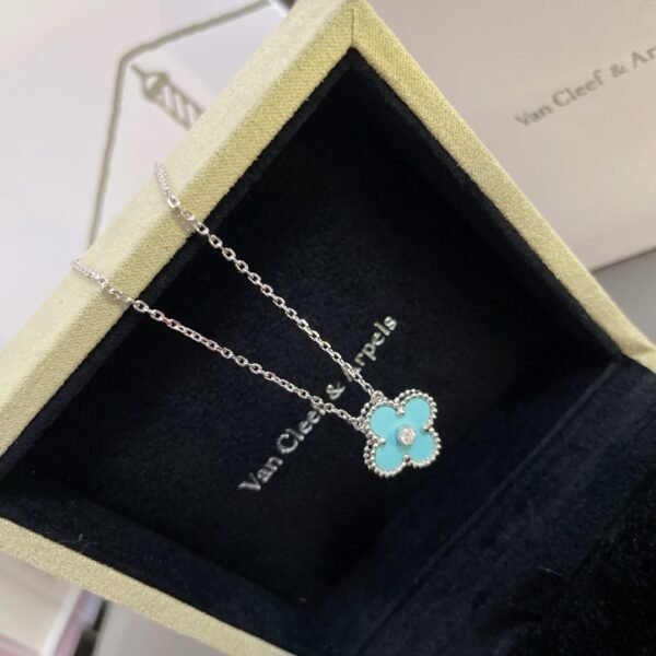 微信图片_20260107212213_221_4 Van Cleef & Arpels. Vintage Alhambra Diamond Two Tone Holiday Pendant 2022