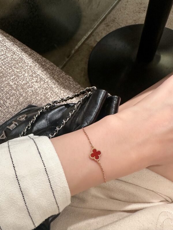 Van Cleef & Arpels. Sweet Alhambra bracelet