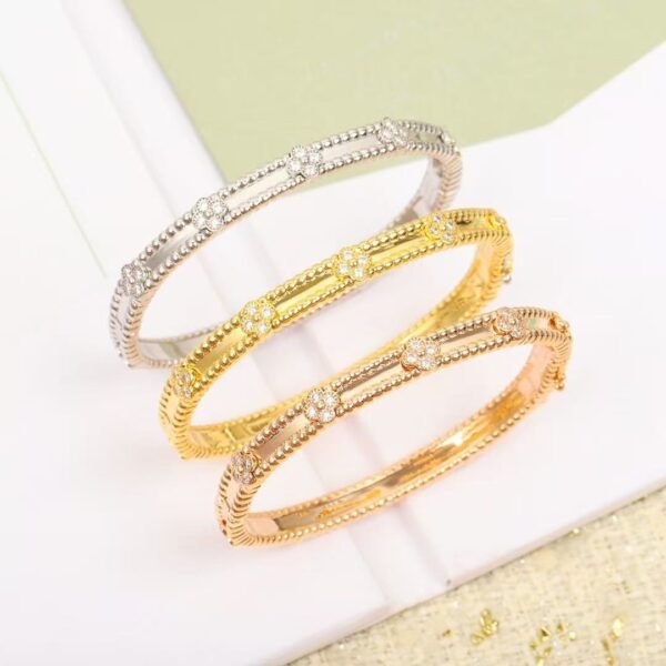 Van Cleef & Arpels. Perlée sweet clovers bracelet, medium model