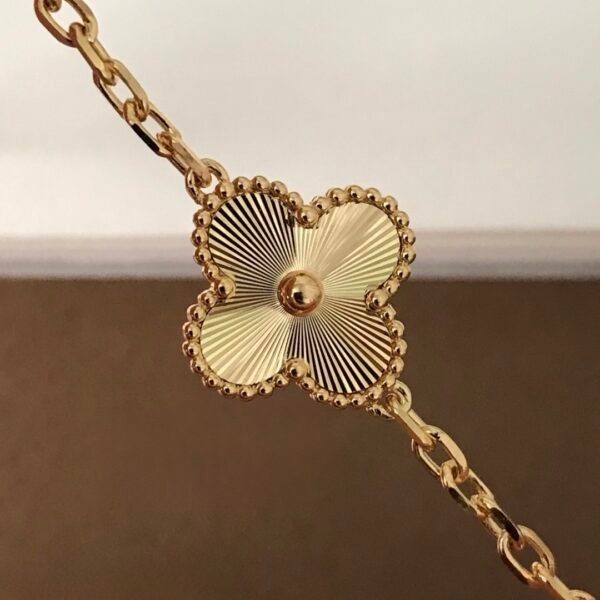 微信图片_20260114225511_355_4 Van Cleef & Arpels. Vintage Alhambra bracelet, 5 motifs