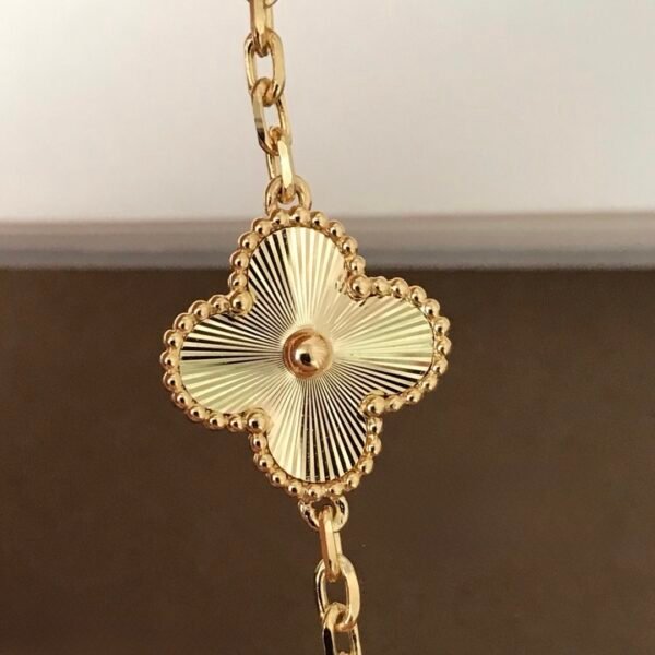 微信图片_20260114225514_356_4 Van Cleef & Arpels. Vintage Alhambra bracelet, 5 motifs