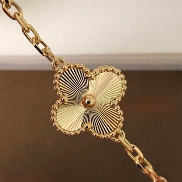 微信图片_20260114225517_357_4 Van Cleef & Arpels. Vintage Alhambra bracelet, 5 motifs