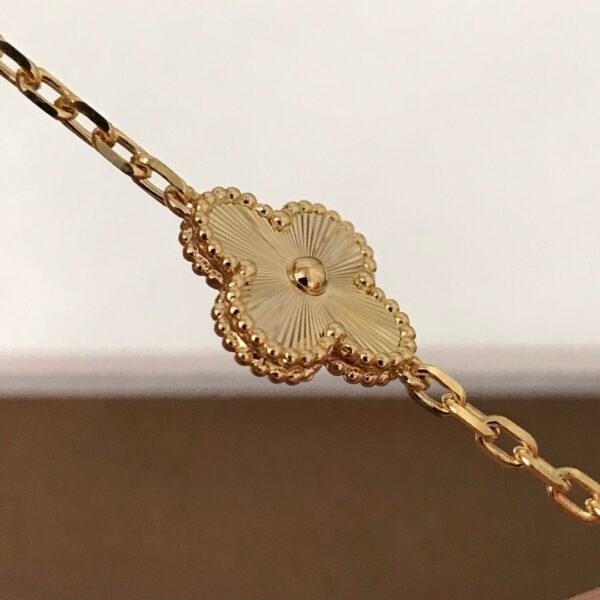 微信图片_20260114225519_358_4 Van Cleef & Arpels. Vintage Alhambra bracelet, 5 motifs