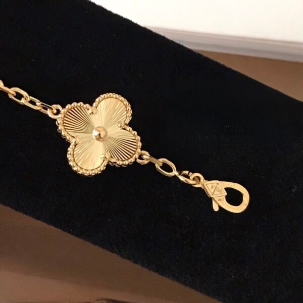微信图片_20260114225524_360_4 Van Cleef & Arpels. Vintage Alhambra bracelet, 5 motifs