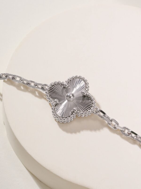 Van Cleef & Arpels. Spring Blooms Alhambra 5 motifs