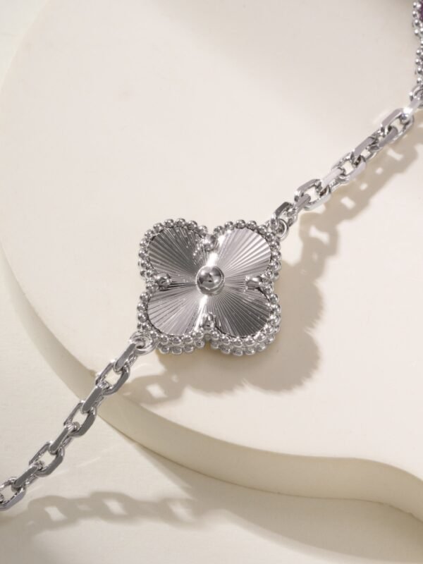 Van Cleef & Arpels. Spring Blooms Alhambra 5 motifs