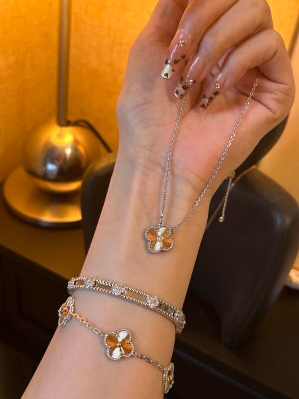 Van Cleef & Arpels. Holiday Limited Edition 2024, 5 motifs