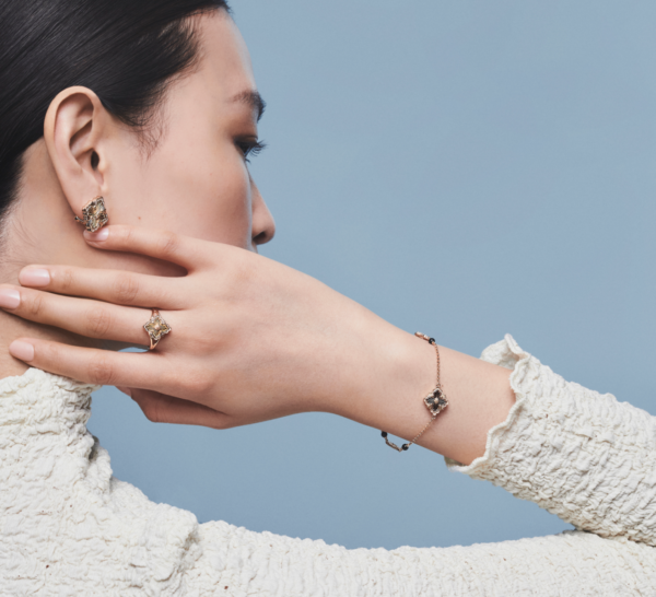 BUCCELLATI. OPERA TULLE YELLOW GOLD BRACELET WITH ONYX LOGO