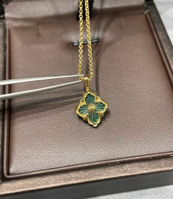 BUCCELLATI. OPERA TULLE PENDANT IN YELLOW GOLD WITH GREEN ENAMEL