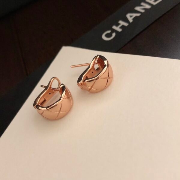 CHANEL. Coco Crush earrings